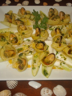 Una foto de Ensalada de barquitos con mejillones