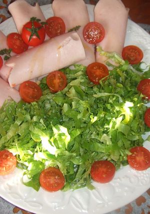 Una foto de Rollitos de jamón con palmitos y manzana