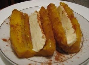 Una foto de Plátanos de Ecuador rellenos de queso 