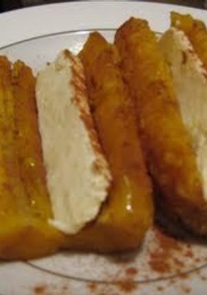 Una foto de Plátanos de Ecuador rellenos de queso 