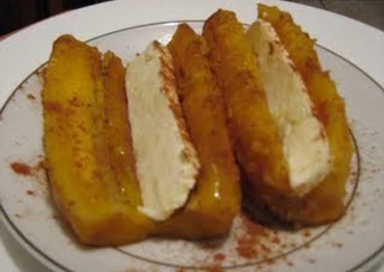 Plátanos de Ecuador rellenos de queso