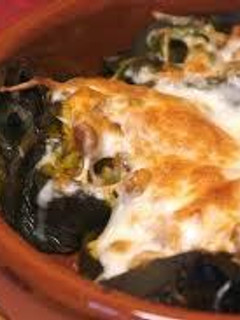 Una foto de Chiles rellenos de camarones y queso asadero