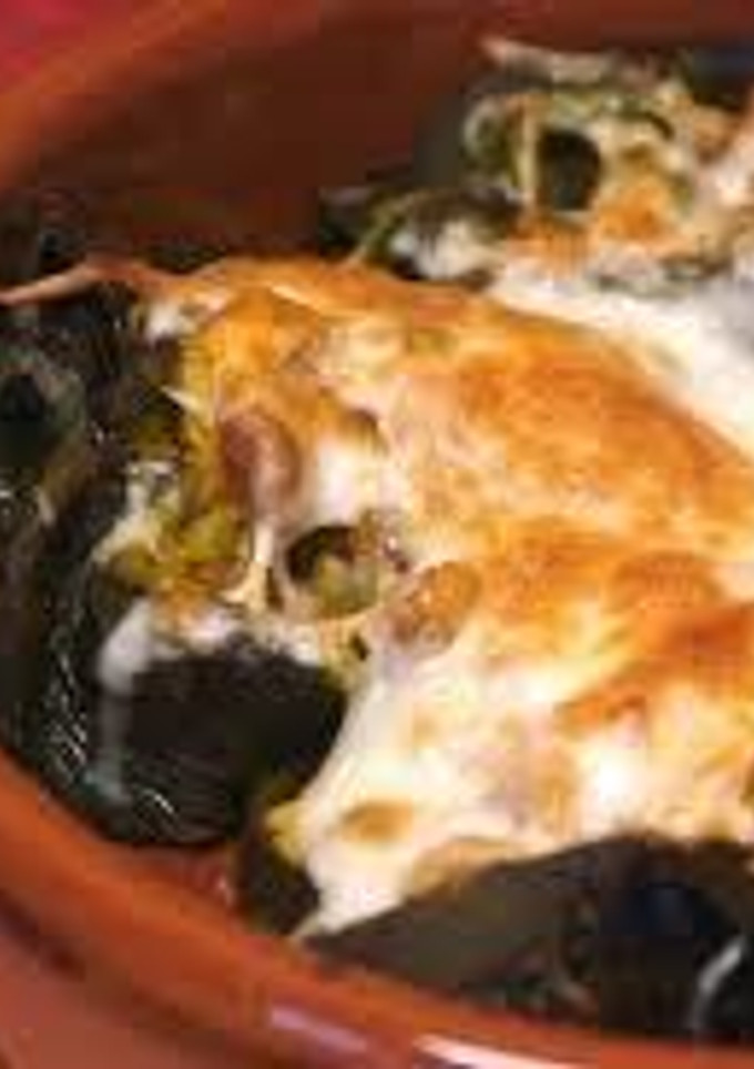 Una foto de Chiles rellenos de camarones y queso asadero