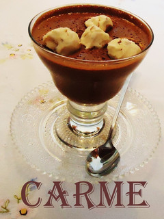 Una foto de Mousse de chocolate, con nueces y whisky