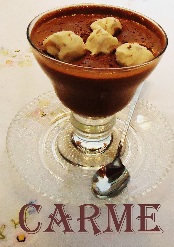 Una foto de Mousse de chocolate, con nueces y whisky