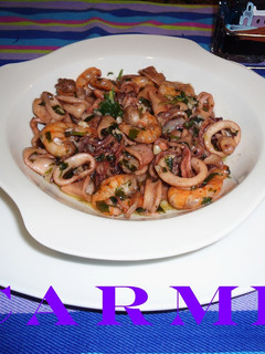 Una foto de Calamares y gambas al ajillo