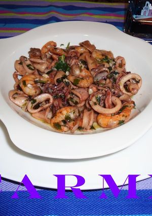 Una foto de Calamares y gambas al ajillo