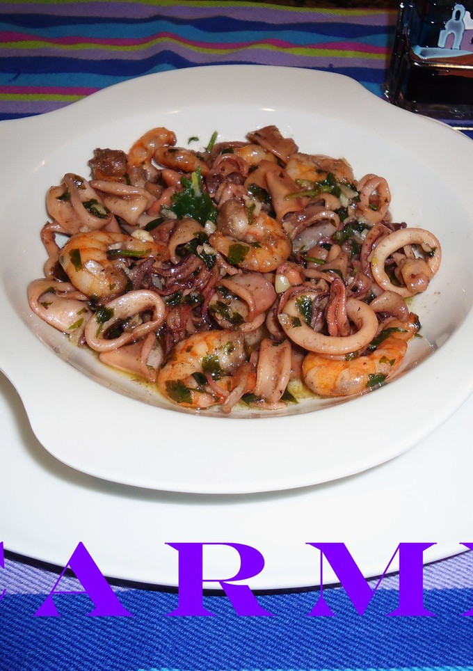 Una foto de Calamares y gambas al ajillo