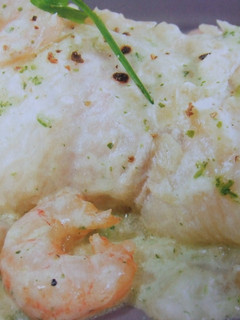 Una foto de Lenguado al horno con gambas y naranjas