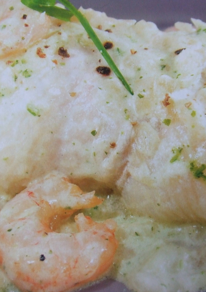 Una foto de Lenguado al horno con gambas y naranjas