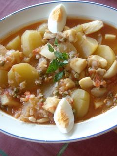 Una foto de Sepia con patatas y guisantes
