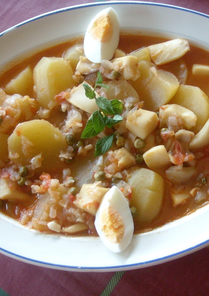 Una foto de Sepia con patatas y guisantes