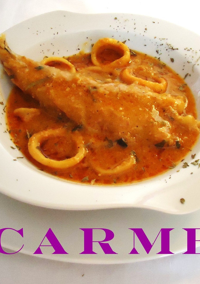 Una foto de Suquet de rape y calamares