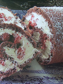 Una foto de Tronco de chocolate relleno de frutas del bosque