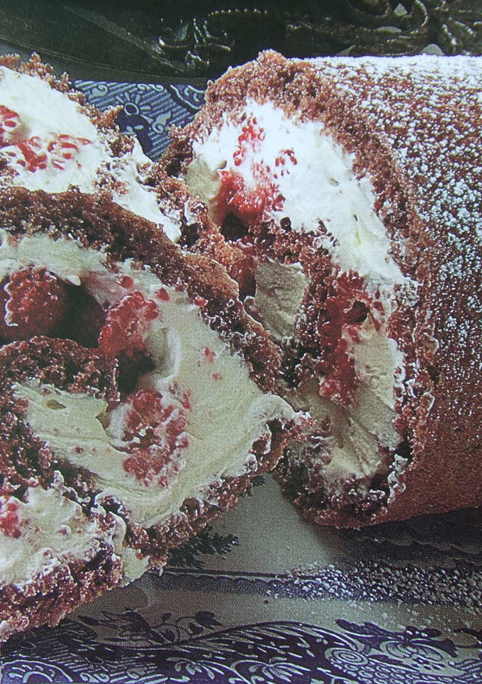 Una foto de Tronco de chocolate relleno de frutas del bosque
