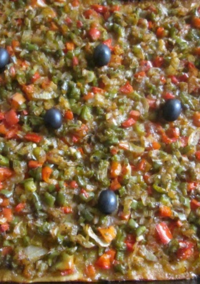 Una foto de Coca de pimientos con olivas negras