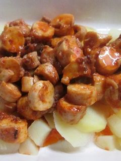 Una foto de Pulpo al pimentón sobre patatitas hervidas