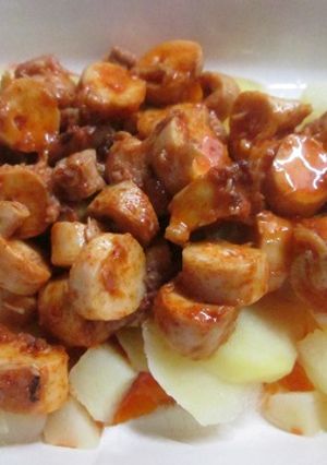 Una foto de Pulpo al pimentón sobre patatitas hervidas