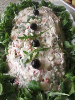 Una foto de Ensaladilla con atún, olivas y lechugas verdes