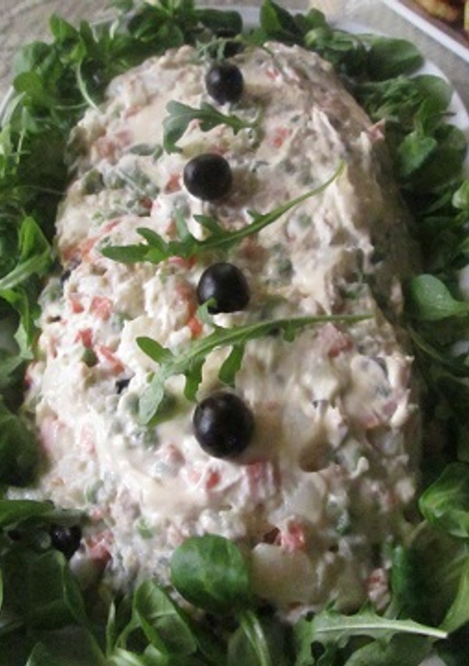 Una foto de Ensaladilla con atún, olivas y lechugas verdes