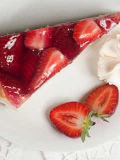 Una foto de Torta rellena de fresas y crema pastelera