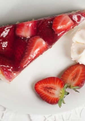 Una foto de Torta rellena de fresas y crema pastelera