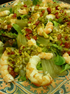 Una foto de Ensalada de cardo con langostinos