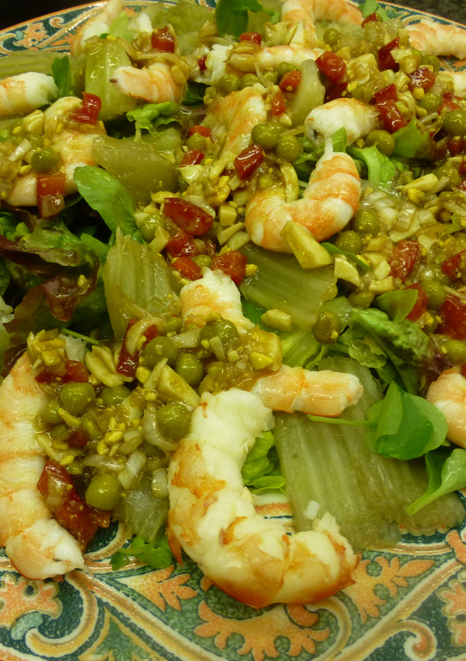 Una foto de Ensalada de cardo con langostinos