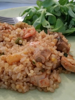 Una foto de Arroz integral con atún y gambitas