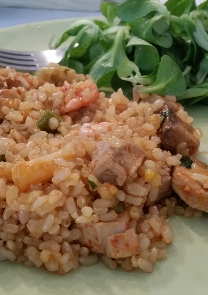 Una foto de Arroz integral con atún y gambitas