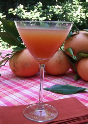 Una foto de Cóctel de pomelo rosado y ron