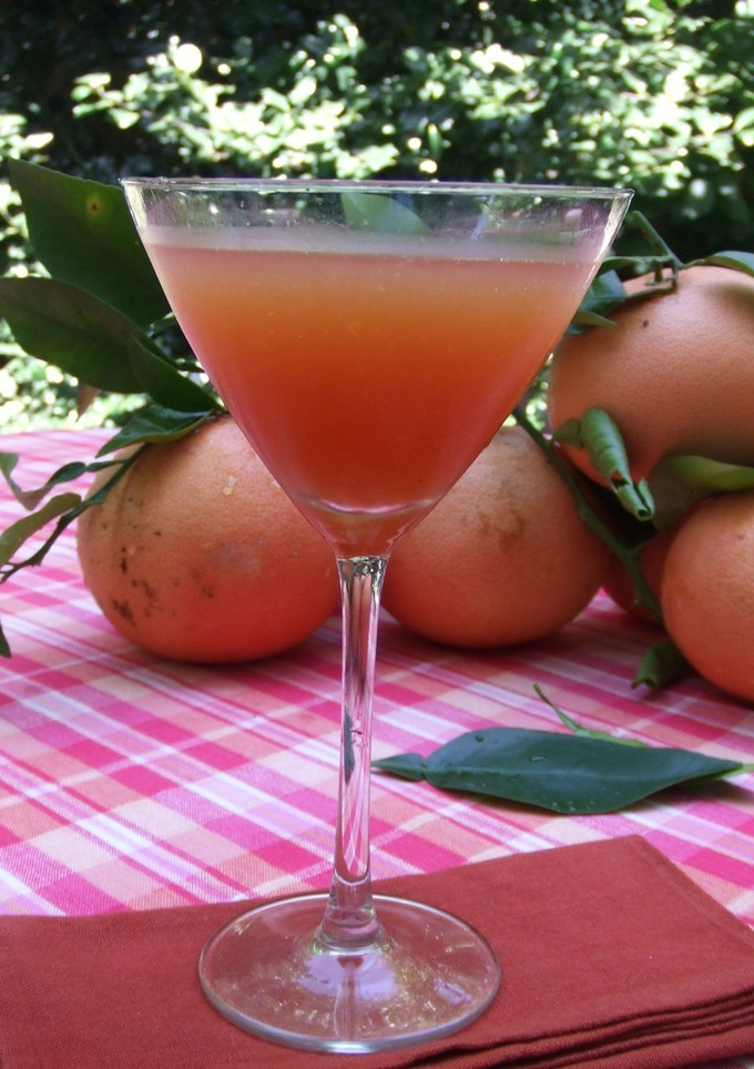 Una foto de Cóctel de pomelo rosado y ron