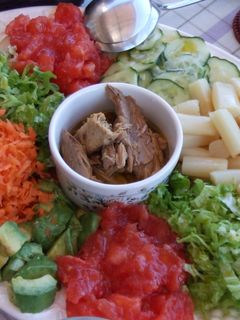 Una foto de Ensalada mixta con melva y dos salsas