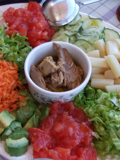 Una foto de Ensalada mixta con melva y dos salsas