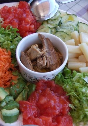 Una foto de Ensalada mixta con melva y dos salsas