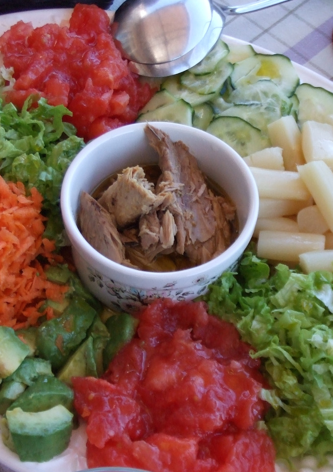 Una foto de Ensalada mixta con melva y dos salsas