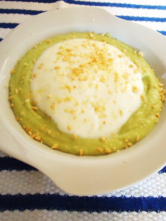 Una foto de Crema fria de pepinos, aguacate y almendras