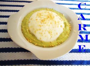 Una foto de Crema fria de pepinos, aguacate y almendras