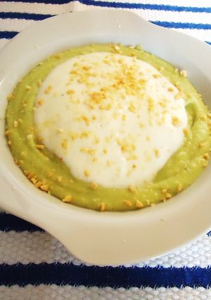 Una foto de Crema fria de pepinos, aguacate y almendras