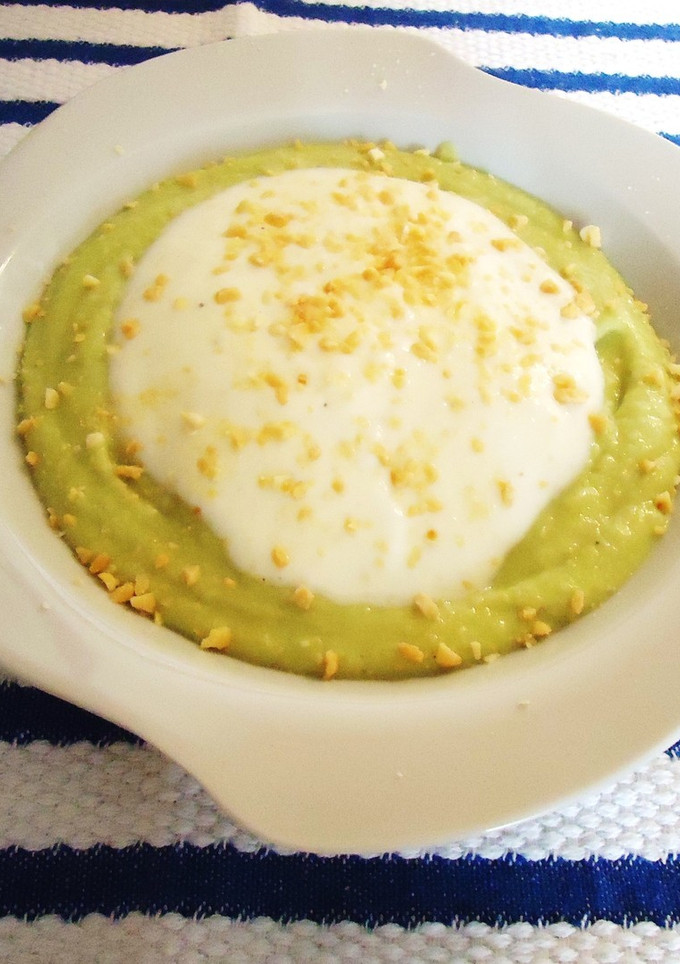 Una foto de Crema fria de pepinos, aguacate y almendras