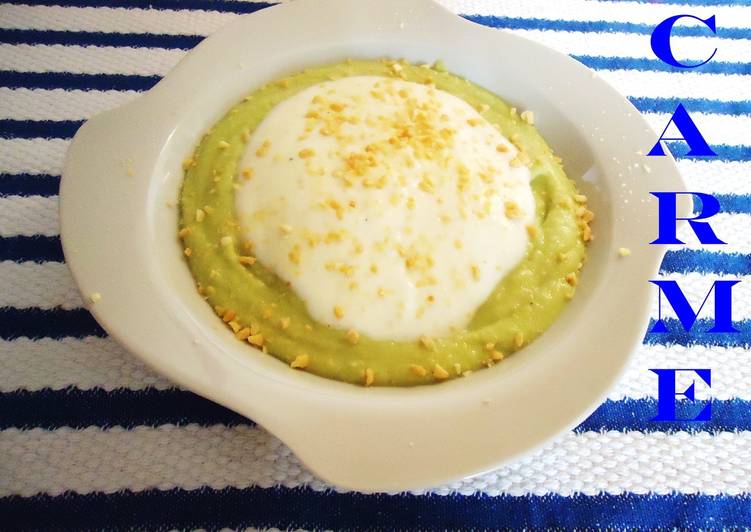 Crema fria de pepinos, aguacate y almendras