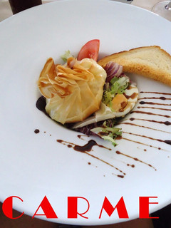 Una foto de Ensalada con queso de cabra en hojaldre