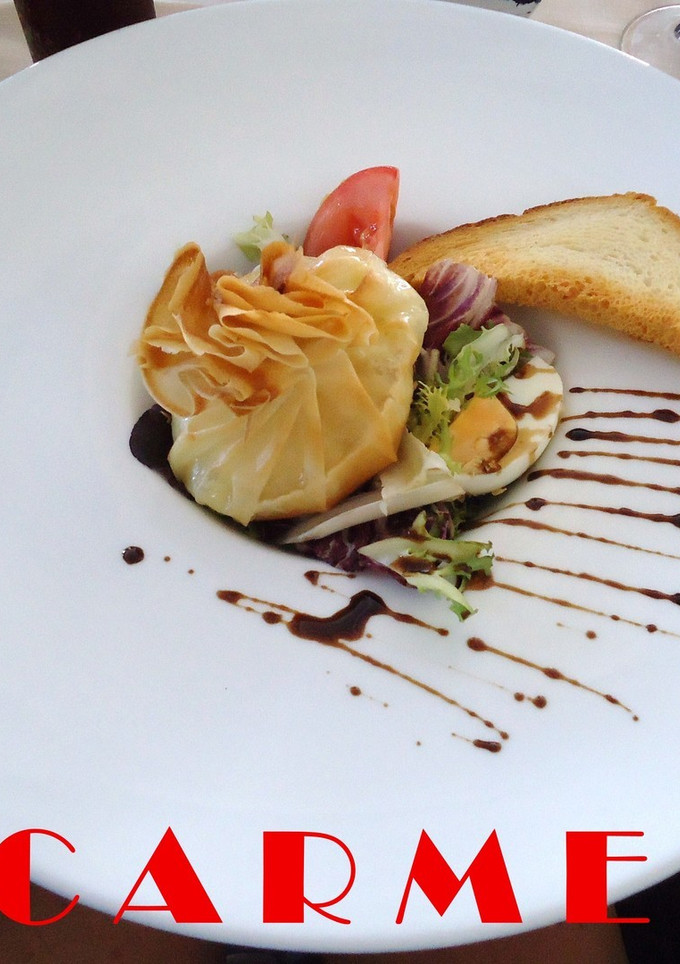 Una foto de Ensalada con queso de cabra en hojaldre