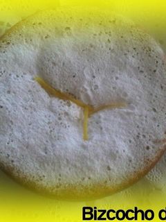 Una foto de Bizcocho de yogur de limón casero