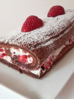 Una foto de Tronco de chocolate con fresas y nata