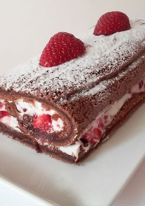 Una foto de Tronco de chocolate con fresas y nata