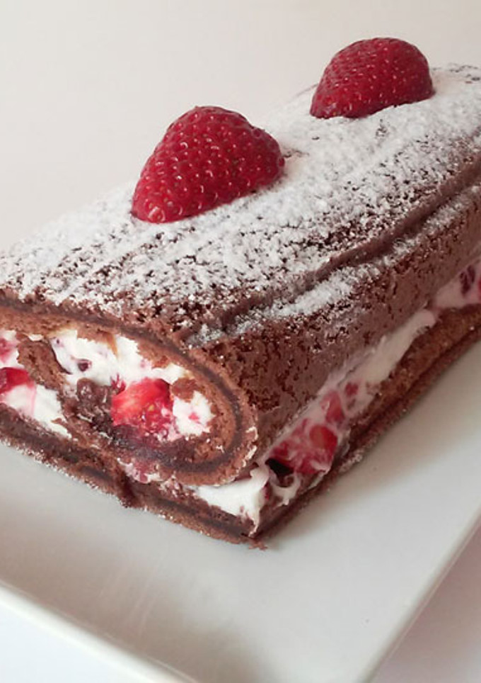 Una foto de Tronco de chocolate con fresas y nata