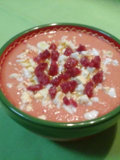 Una foto de Salmorejo con huevo y jamón 