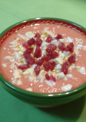 Una foto de Salmorejo con huevo y jamón 