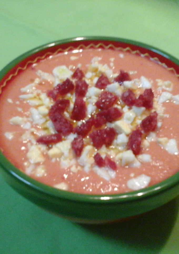Una foto de Salmorejo con huevo y jamón 